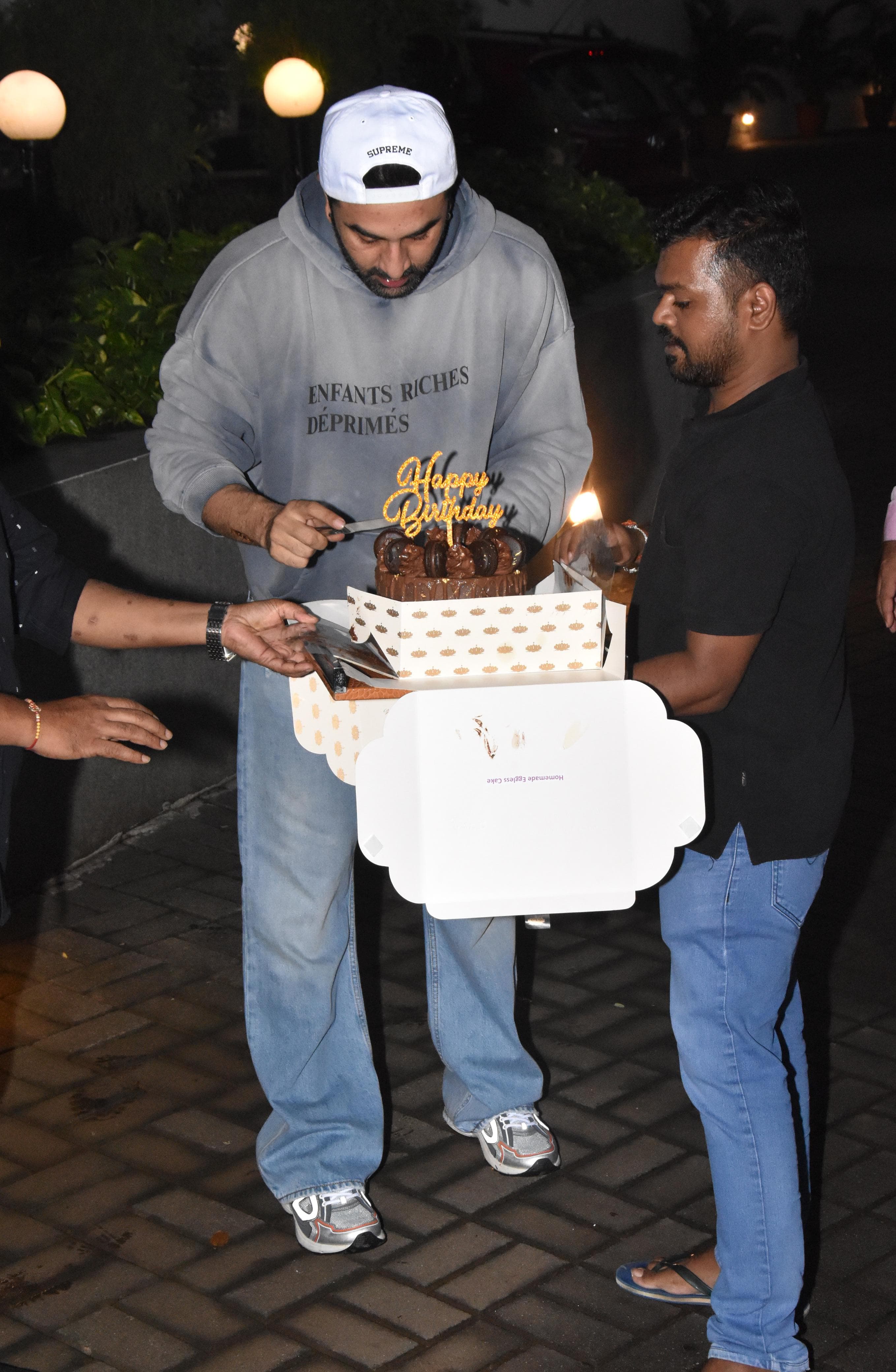  The actor generously shared the joy by cutting the cake amidst cheers and applause from the ecstatic crowd.